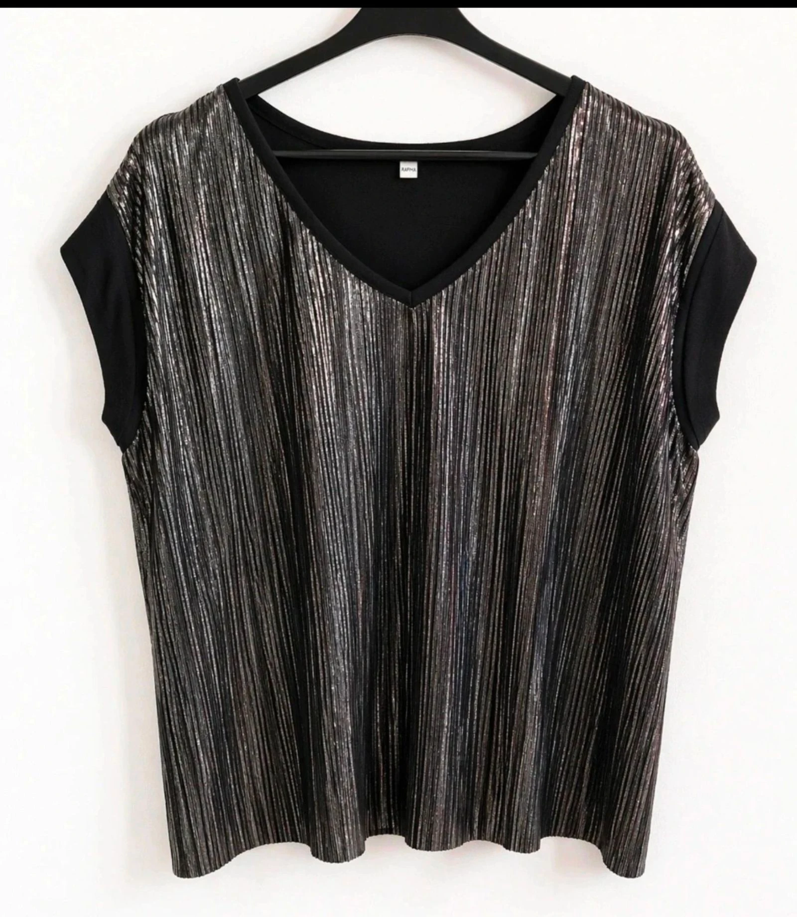 Très joli top noir avec effet plissé brillant